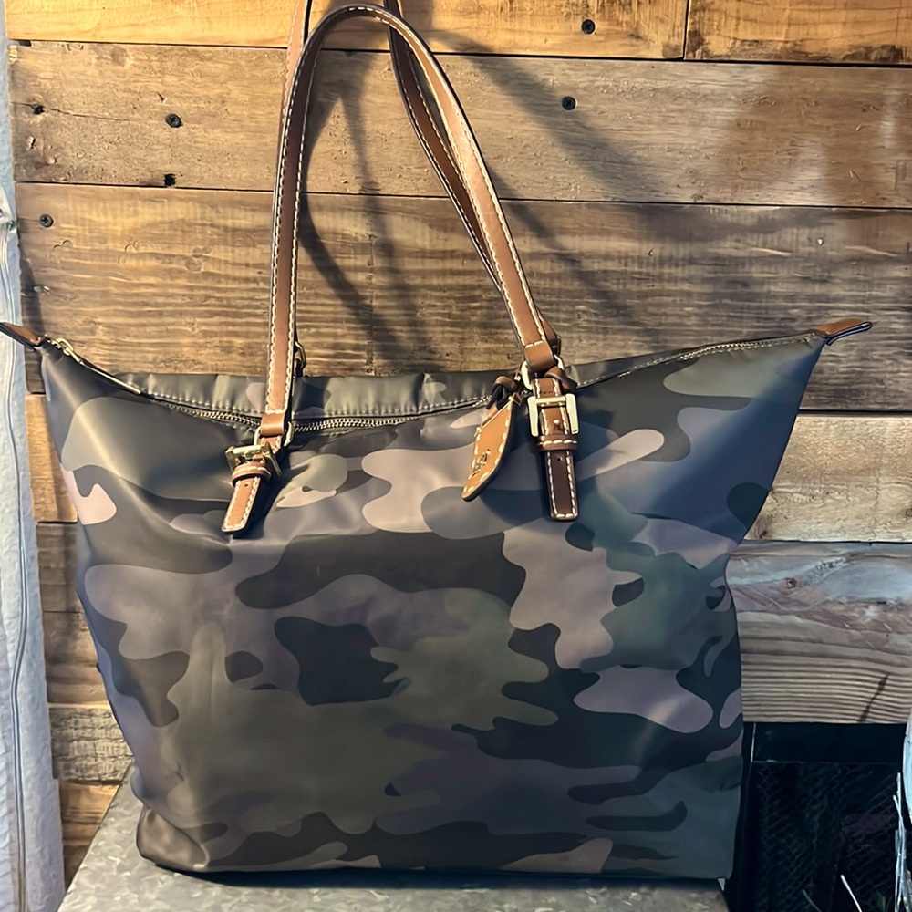 Tommy Hilfiger Camo Julio Zippered Tote